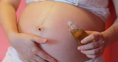 母婴系列准妈妈摸精油预防妊娠纹特写视频的预览图